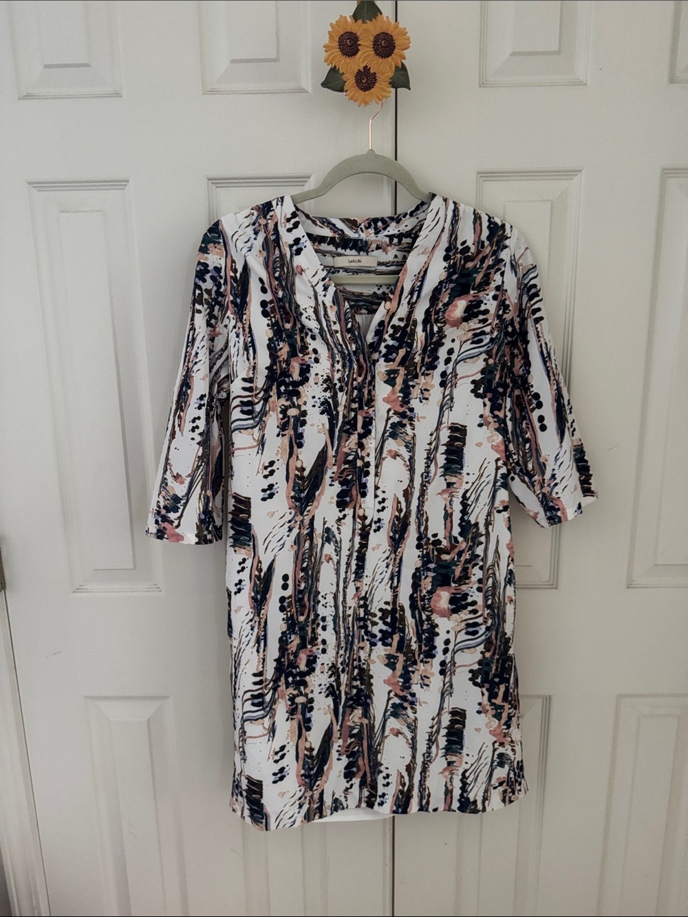 Lark & Ro Abstract Brushstroke Tunic Dress in White, Navy and peach with pocket